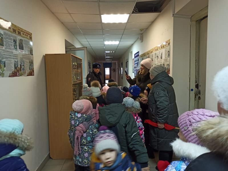 Полицейские Новой Ляли провели увлекательную экскурсию по отделу полиции для воспитанников детского сада «Рябинушка»